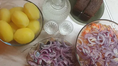 Видео: запечённый картофель с селёдкой и авокадо