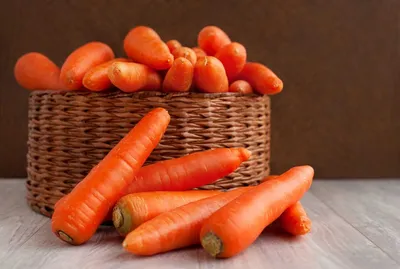 группа торчащих органической моркови на открытом рынке макро фото весенняя  пищевая морковь Стоковое Фото - изображение насчитывающей органическо,  свежесть: 254135676