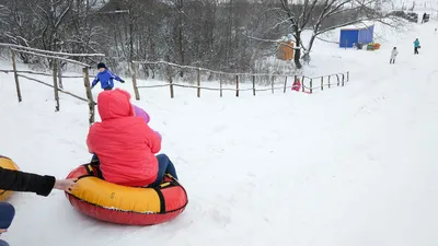 Отзыв о Снежный парк в Корольковом саду (Россия, Саратов) | Можно  покататься всей семьей. Надеюсь, что к следующей зиме его сделают более  интересным и безопасным!