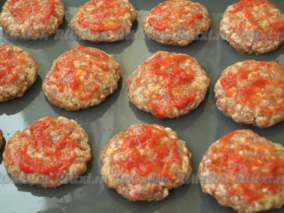 Котлеты, запечённые в духовке с помидорами