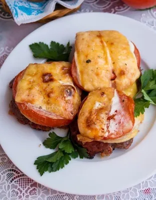 Мясо по французски с сыром и помидорами в духовке. Это быстро, просто и  вкусно! | Готовим вкусно! | Дзен