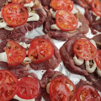 Котлеты в духовке с помидорами и сыром