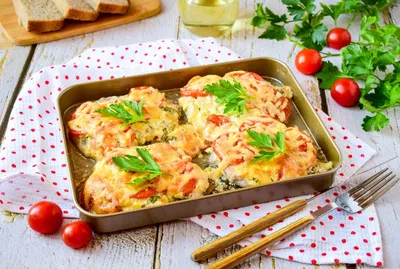 Свинина в духовке с сыром и помидорами рецепт фото пошагово и видео -  1000.menu