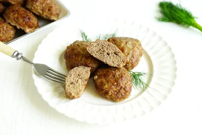 Котлеты в духовке с помидорами и сыром