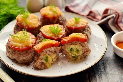 Котлеты в духовке с помидорами и сыром