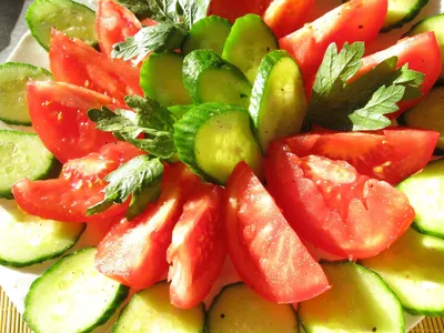 Салат из свежих помидоров и огурцов рецепт – Греческая кухня: Салаты. «Еда»