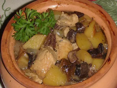Курица с сушеными грибами и картошкой в горшочке рецепт – Европейская  кухня: Основные блюда. «Еда»