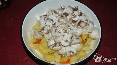 Картошка с грибами в горшочках - Лайфхакер
