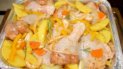 Свинина или курица с овощами в духовке