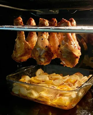 Курица с картошкой в духовке // Запеченные окорочка // Куриные бедра в  духовке / Блюда из птицы / Рецепты / Шеф-повар – простые и вкусные  кулинарные рецепты, фото-рецепты, видео-рецепты