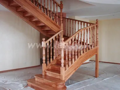 Деревянная лестница из массива ясеня, Г-образный поворот на 90 градусов  через забежные ступени.