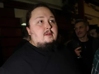 Как выглядел Лука Затравкин в детстве, и кто его мама?Внебрачному сыну  художника Никаса Сафронова 30 лет | В мире Ванили | Дзен
