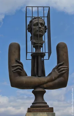 Замок маркиза Де Сада (Лакост). Руины порока