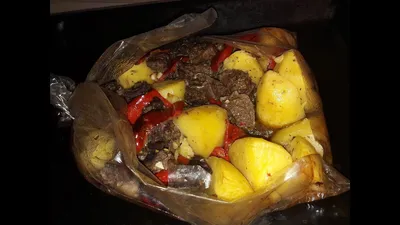 Свинина с картошкой и грибами в духовке - Лайфхакер