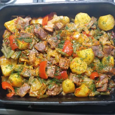 Рецепт: Мясо с овощами в духовке | Под сыром