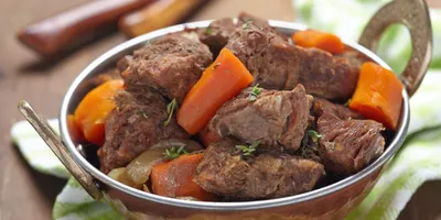 Говядина, тушенная в духовке с вином и овощами: рецепт - Лайфхакер