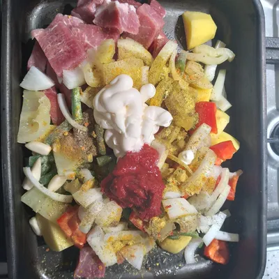 МЯСО С ОВОЩАМИ В ДУХОВКЕ ПОД СЫРОМ | Рецепты приготовления, Национальная  еда, Еда