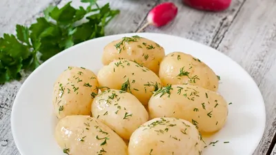 Сколько и как варить молодой картофель, чтобы было вкусно и полезно | РБК  Украина