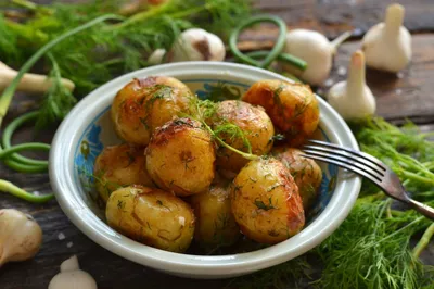 Рецепт вкусного молодого картофеля: как оригинально приготовить молодой  картофель | FoodOboz