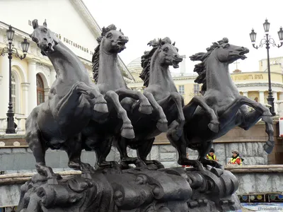 У стен Московского Кремля: