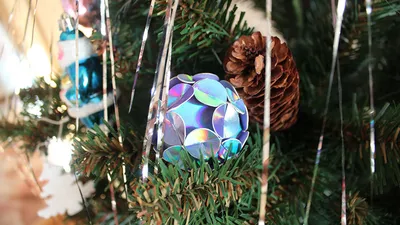 Большие новогодние игрушки на уличную елку: 34 идей своими руками | ivd.ru