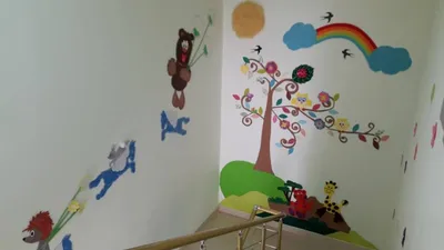 Оформление лестницы в детском саду (3 фото). Воспитателям детских садов,  школьным учителям и педагогам - Маам.ру