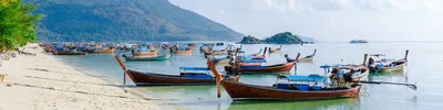красивый таиланд путешествия остров ко липе белый песчаный пляж с лодкой в  море и голубой небо ландшафтный фон Стоковое Фото - изображение  насчитывающей цвет, море: 226907584