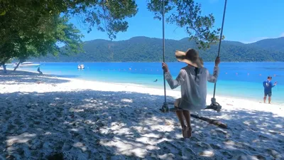 🇹🇭 Остров Ко Липе, Таиланд Необыкновенно чистое море и великолепные пляжи  с белым песком. Лучшее место для спокойного семейного… | Instagram