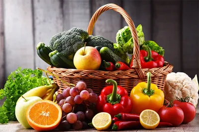 фрукты овощи лежат на столе изолированные белый фон Stock Photo | Adobe  Stock