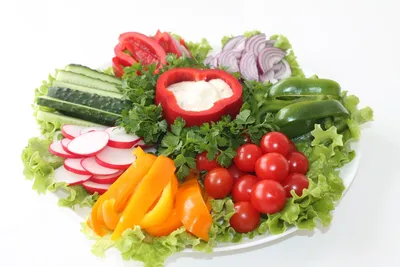 Спелые овощи в корзине на столе с…» — создано в Шедевруме