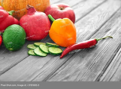 Свежие овощи в весах на столе в кухне :: Стоковая фотография :: Pixel-Shot  Studio
