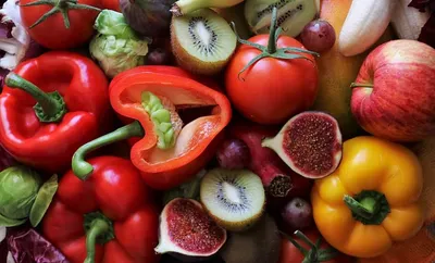 Куча различных овощей на столе, капли воды на свежие овощи Урожай из сада  Витамины, продукты долголетия Стоковое Изображение - изображение  насчитывающей рынок, зеленый: 158856925