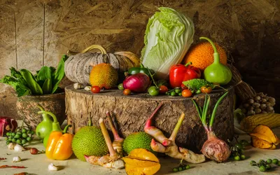 Свежие овощи на белом деревянном столе Взгляд сверху Стоковое Фото -  изображение насчитывающей померанцово, капуста: 78733600