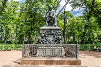Памятник крылову в летнем саду фото фотографии