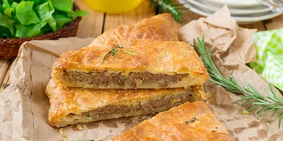 Пирог из слоёного теста с фаршем, картошкой и болгарским перцем - Лайфхакер