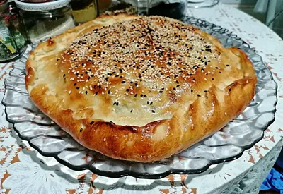Пирог из слоёного теста с фаршем, картошкой и болгарским перцем - Лайфхакер
