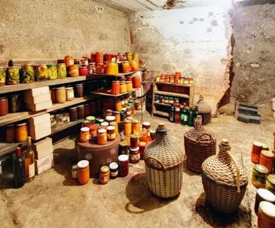 Строительство погреба в загородном доме, хранение продуктов и безопасность.  Купить проект дома с погребом