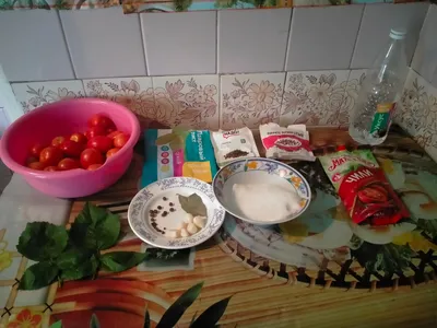Свежий базилик, перец чили и помидоры на деревянном фоне :: Стоковая  фотография :: Pixel-Shot Studio