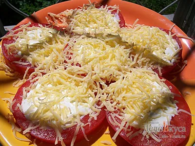 Закуска из помидор. Помидоры с сыром. Помидоры с сыром и чесноком