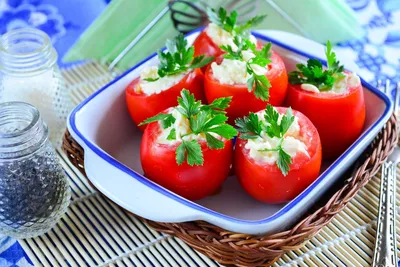 Помидоры с сыром фетакса и чесноком. Рецепт с фото.