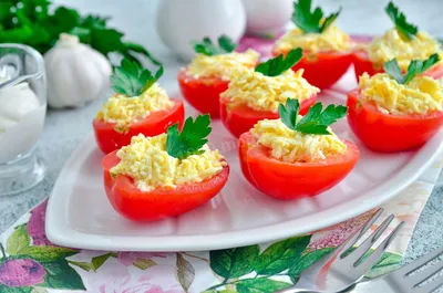 Помидоры с сыром и чесноком – рецепт вкусной и бюджетной закуски | FoodOboz