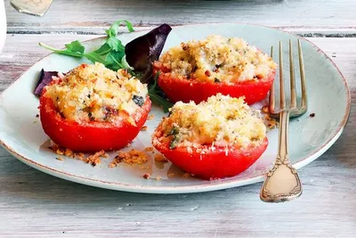 Помидоры, фаршированные сыром и чесноком — рецепт от ВкусВилл