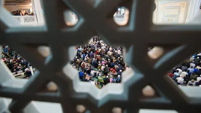 Ураза-байрам в Москве: перекрытые дороги, молитва на проезжей части, тысячи  мусульман и хутба у мечетей, самые яркие кадры - 21 апреля 2023 - МСК1.ру