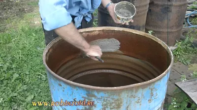 раскрасить бочки на даче фото
