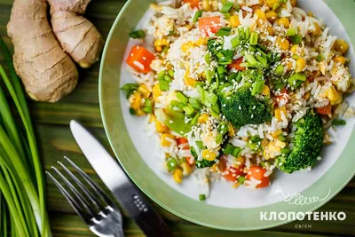 Рис с овощами и скрамблом по рецепту Евгения Клопотенко