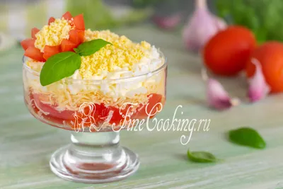 Салат с помидорами, сыром и яйцами пошаговый рецепт