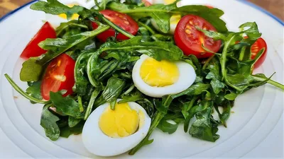 Рецепт: Салат с руколой, помидорами черри, перепелиными яйцами и  бальзамическим уксусом на RussianFood.com