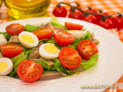 Салат с мясом, помидорами и яйцами
