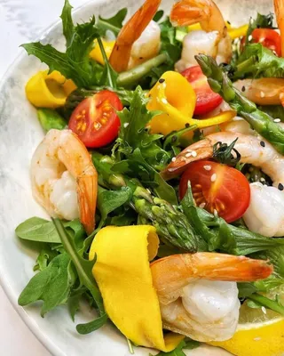Рецепт салата с обжаренными креветками, манго и овощами