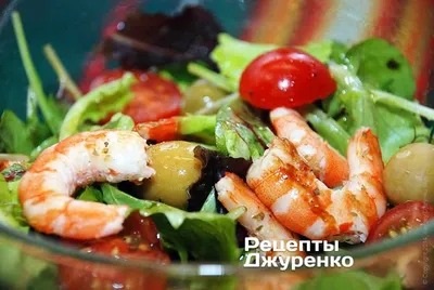 Салат из креветок с овощами и листьями. Стоковое Изображение - изображение  насчитывающей салат, европейско: 184192429